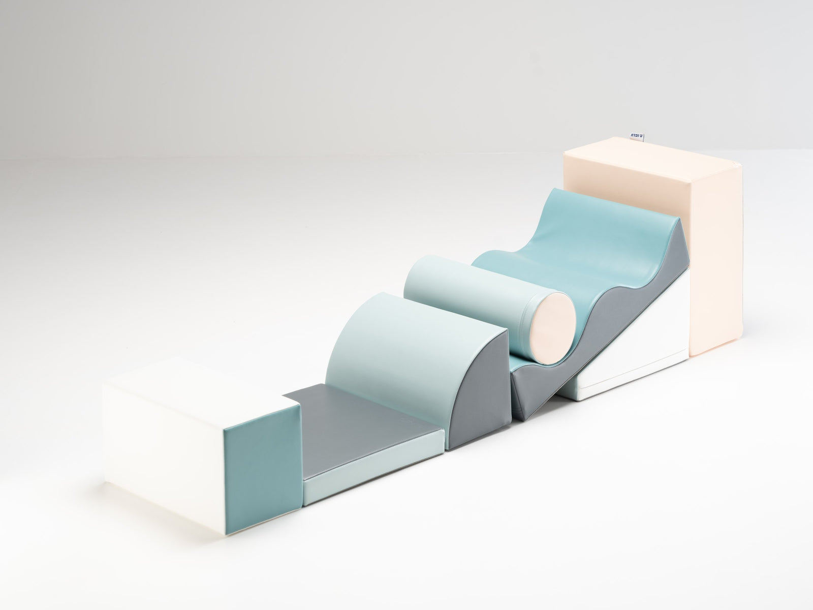 IGLU Discoverer soft play set in pastel turquoise, opgebouwd als lang speelparcours