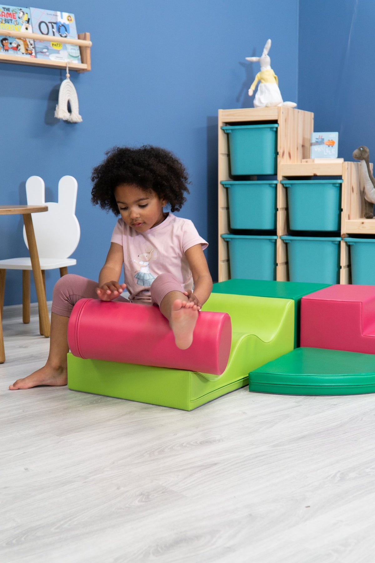 Kind combineert kleurrijke IGLU Explorer foamblokken voor creatief soft play