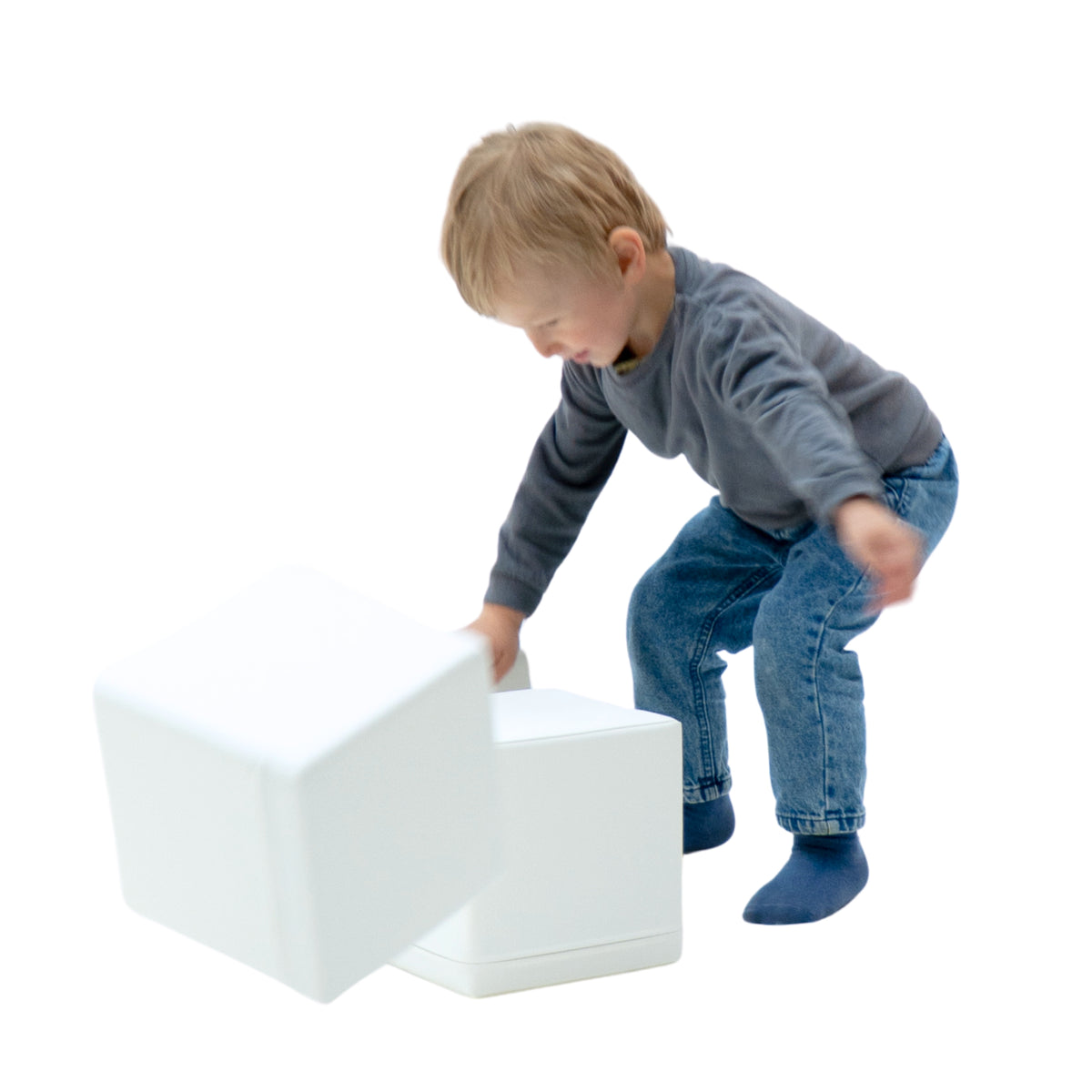 Kind spelend met witte IGLU Foam Building Blocks