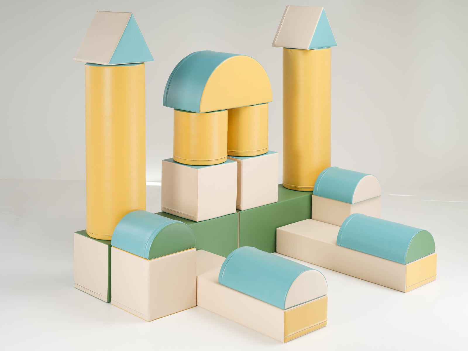 IGLU Mega Fort soft play set van foamblokken in pastelkleuren, opgebouwd als kasteel