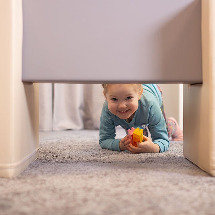 Kind speelt met Soft Play Activiteitenset - Balance Bridge