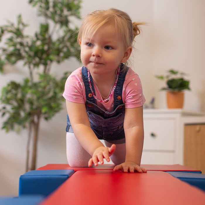 Kind kruipt over Soft Play Activiteitenset - Balance Bridge
