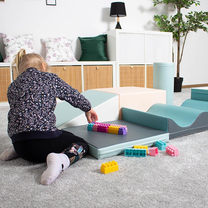 Kind speelt met Soft Play Activiteitenset - Discoverer