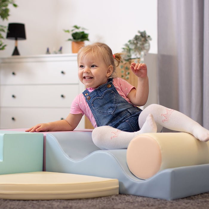 Kind speelt met Soft Play Set - Explorer - zachte foamblokken