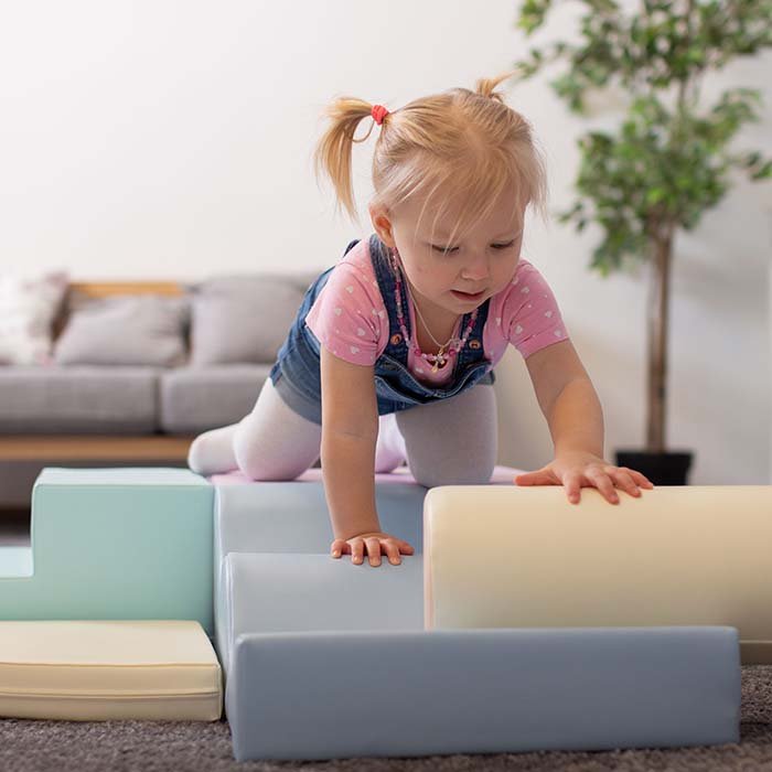 Kind klimt op Soft Play Set - Explorer - zachte foamblokken