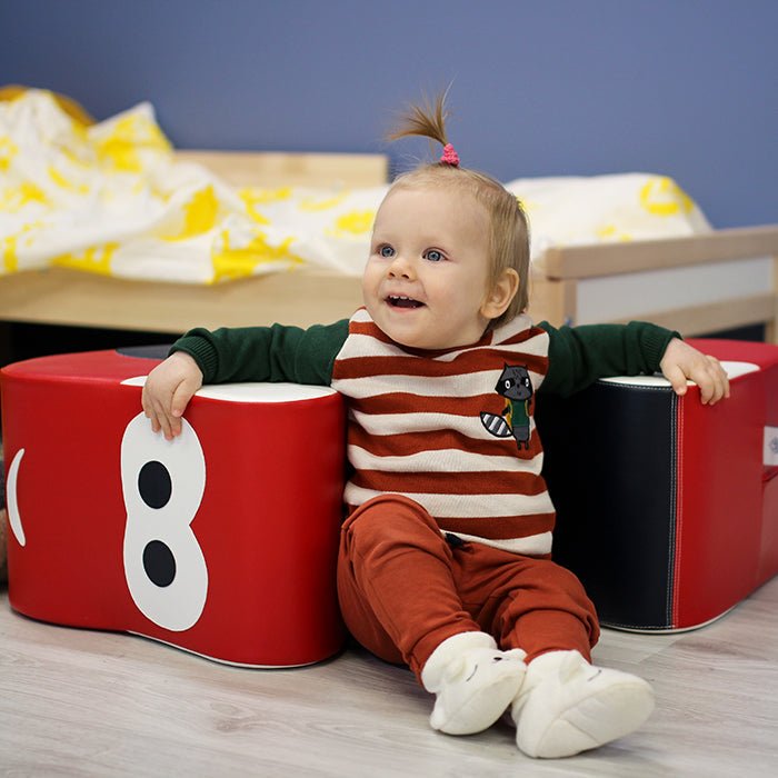Kind speelt met IGLU Soft Play Car schommelauto
