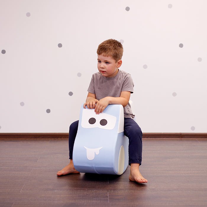 Kind schommelt op IGLU Soft Play Car