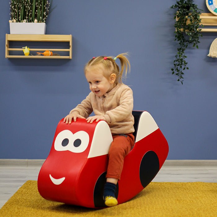 Kind schommelt op rode IGLU Soft Play Car