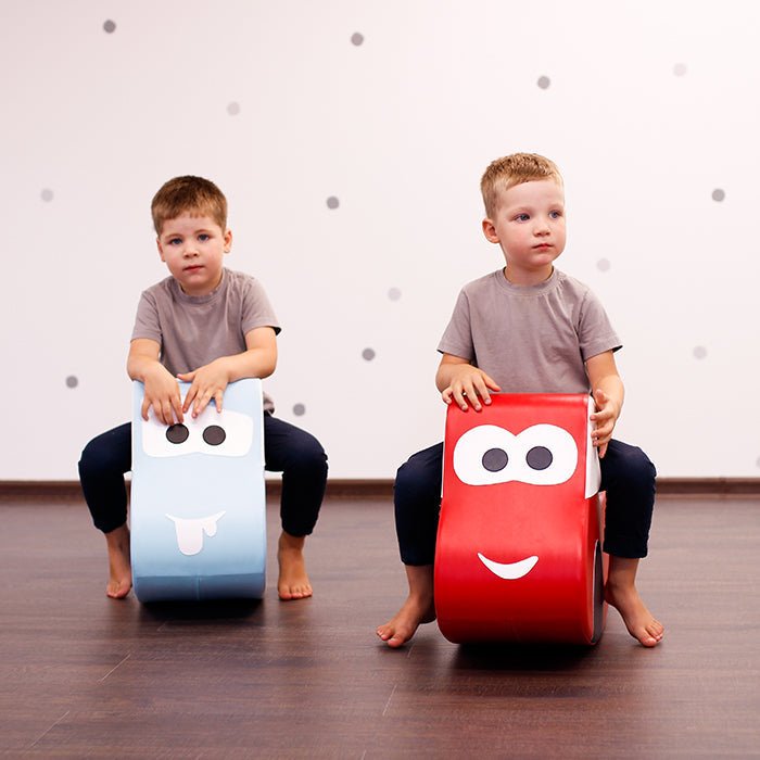 Kinderen spelen met IGLU Soft Play Car schommelauto