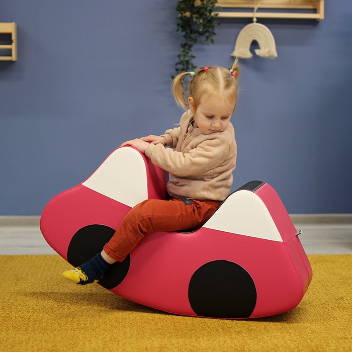 Kind schommelt op IGLU Soft Play Car