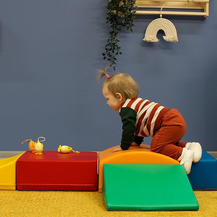 Kind speelt met Soft Play Set - Little Crawler