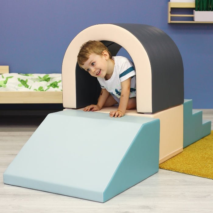 Kind speelt met Soft Play Set - Tunnel foam speelset
