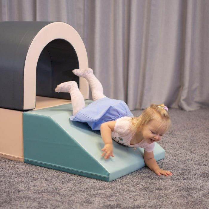 Kind glijdt van Soft Play Set - Tunnel foam speelset