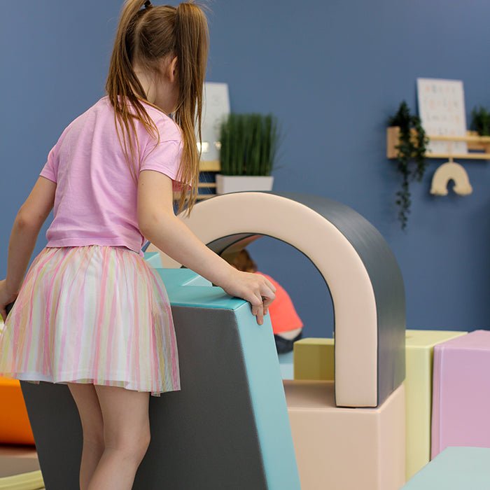Kind speelt met Soft Play Set - Tunnel foam speelset
