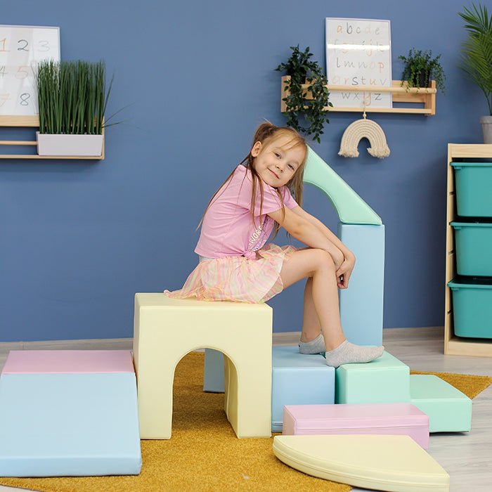 Kind speelt met Soft Play Speelset - Creativity