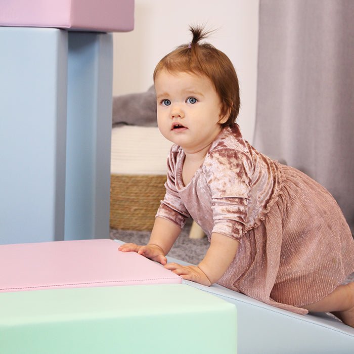 Kind speelt met Soft Play Speelset - Creativity