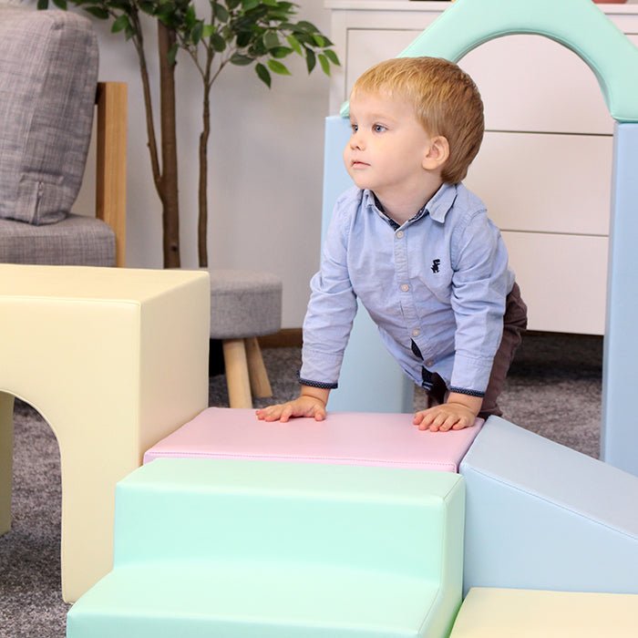 Kind speelt met Soft Play Speelset - Creativity