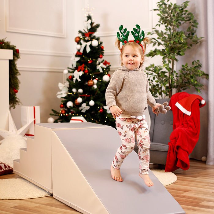 Kind speelt met Soft Play Trap- en Glijbaanset - Mega Fun Slider