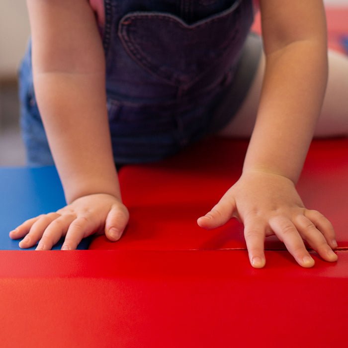 Kind speelt met Soft Play Trap- en Glijbaanset - Mega Fun Slider