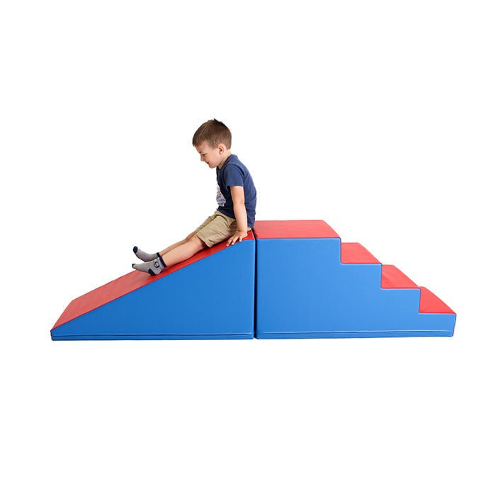 Kind speelt met Soft Play Trap- en Glijbaanset - Mega Fun Slider in blauw en rood