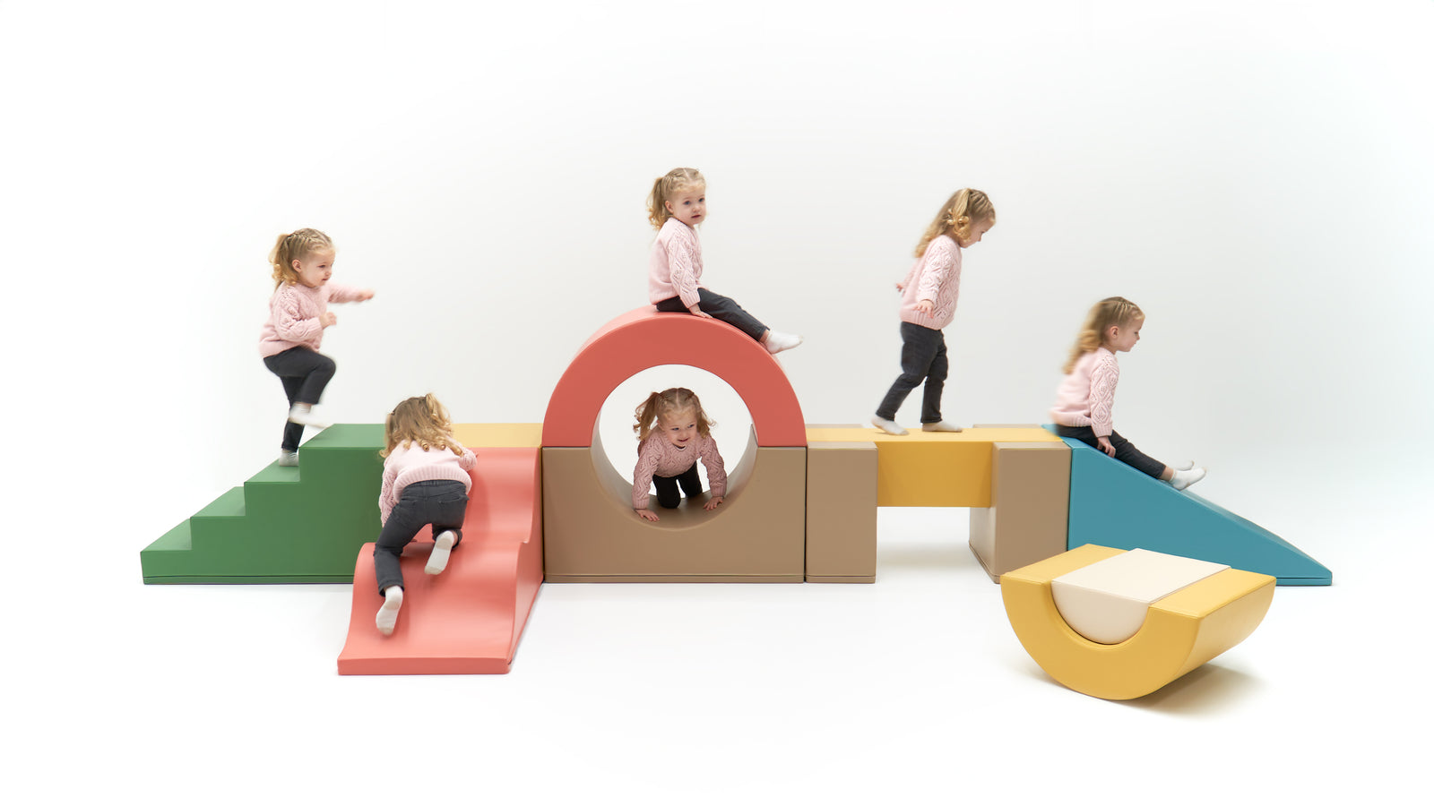 Kinderen spelend op de IGLU The Gym soft play set