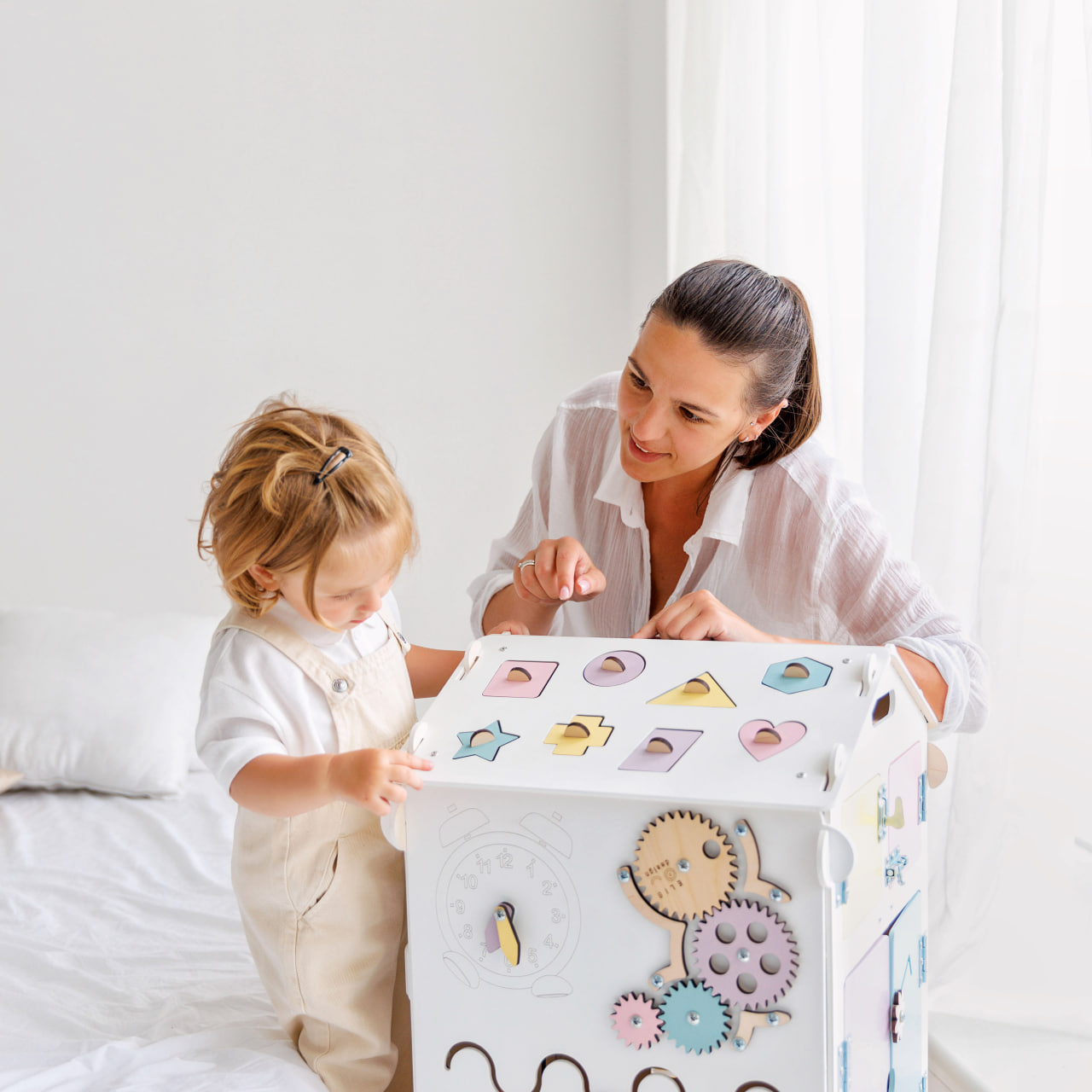 BusyKids Busy Board speelhuisje – wit/pastel, limited edition