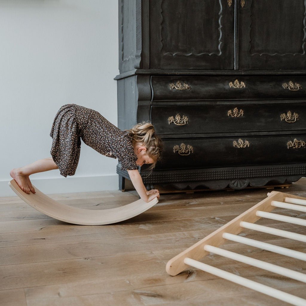 houten balance board met regenboogkleuren vilt
