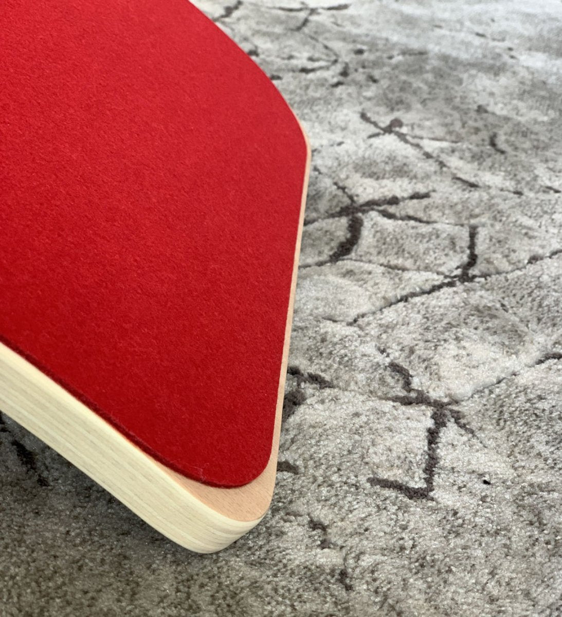 Balance Board aus Holz mit rotem Filz