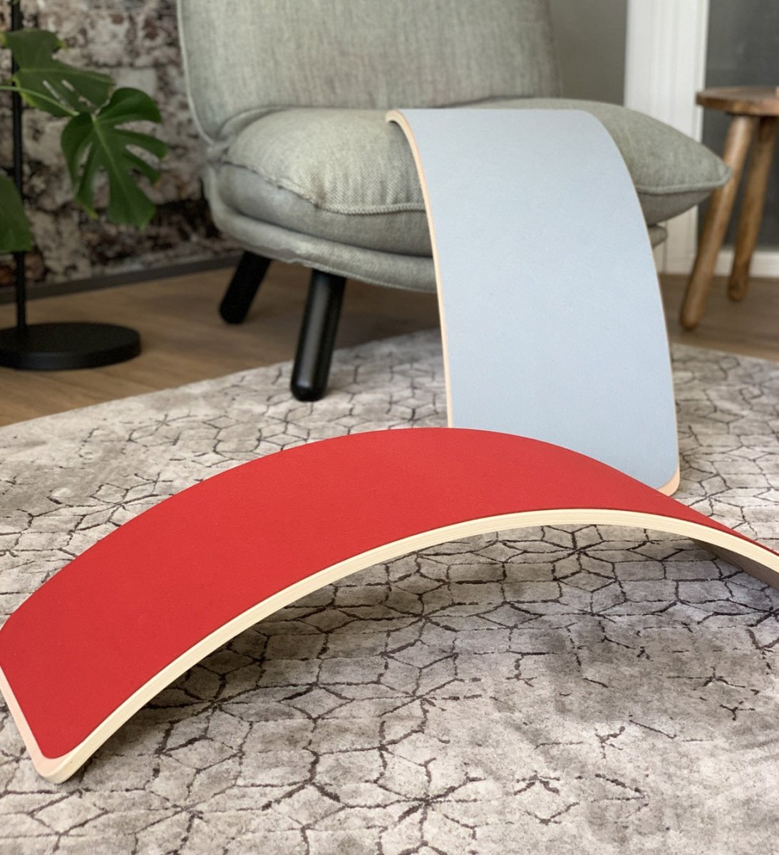 Balance Board aus Holz mit rotem Filz