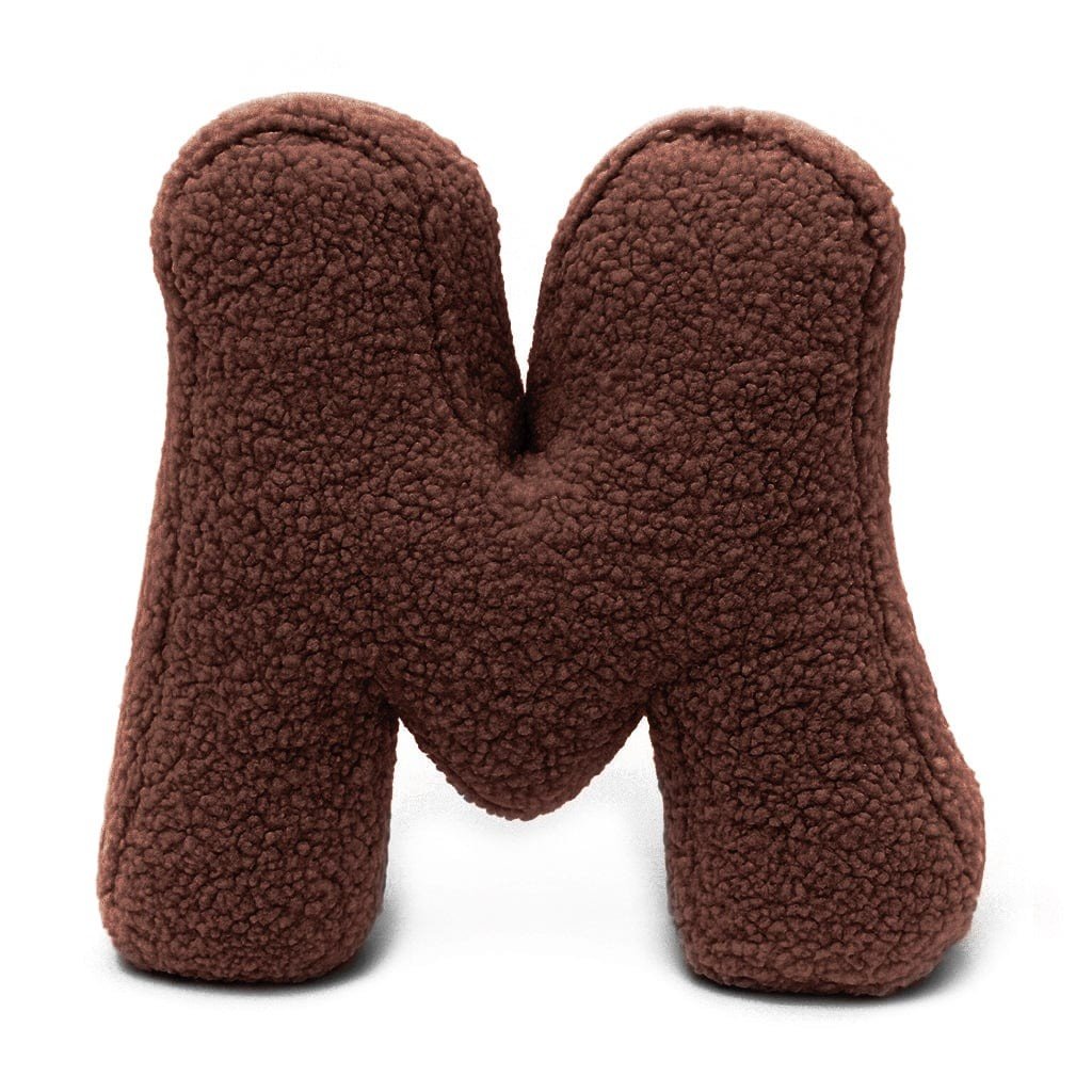Bearly-Buchstabenkissen in Form des Buchstabens M, Dunkelbraun, von MeowBaby
