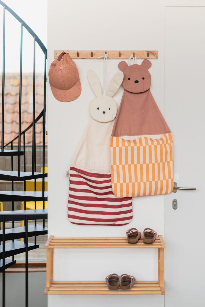 Hasenohren und Canvasstoff des Toto Bunny im Detail