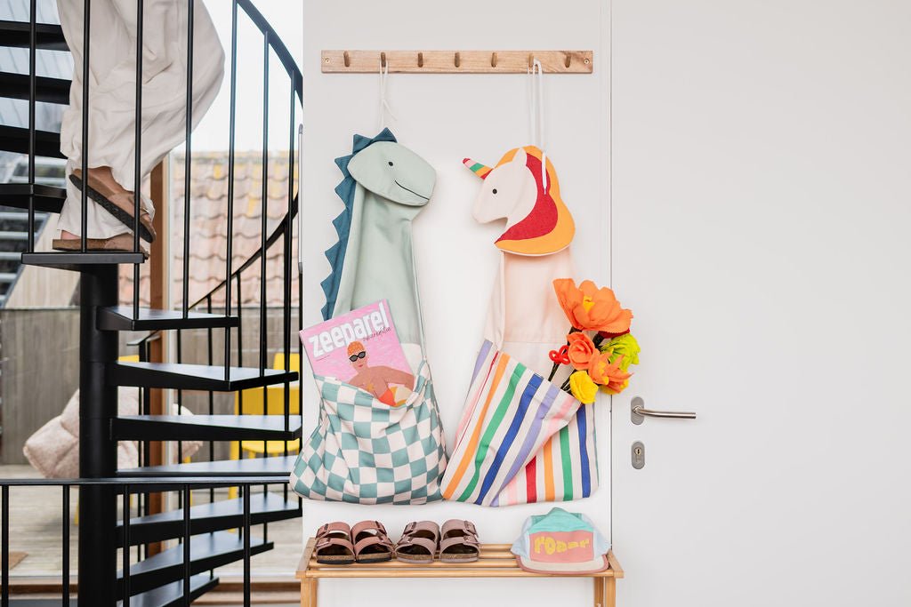 Play&Go Toto Unicorn und Dino Wandaufbewahrer an einer Garderobe im Flur