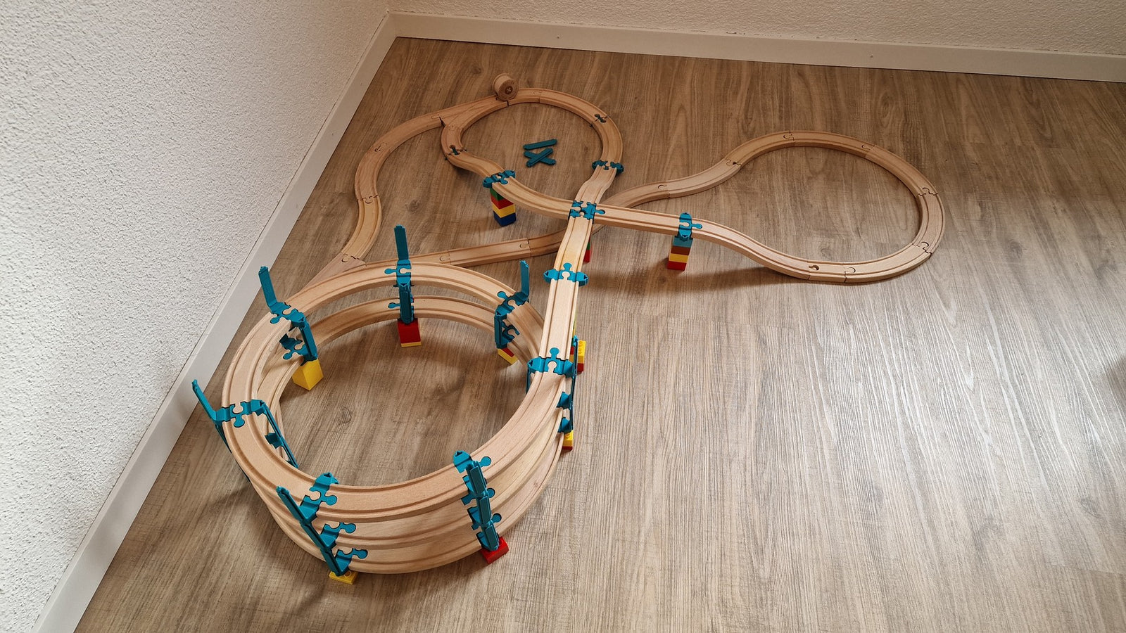 Holzeisenbahn mit einer Yamba Helix über drei Ebenen und einer Nebenstrecke auf dem Boden