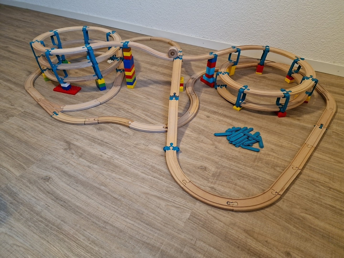 Holzeisenbahn mit einer Yamba Helix über fünf Ebenen und zusätzlichen Strecken auf dem Boden