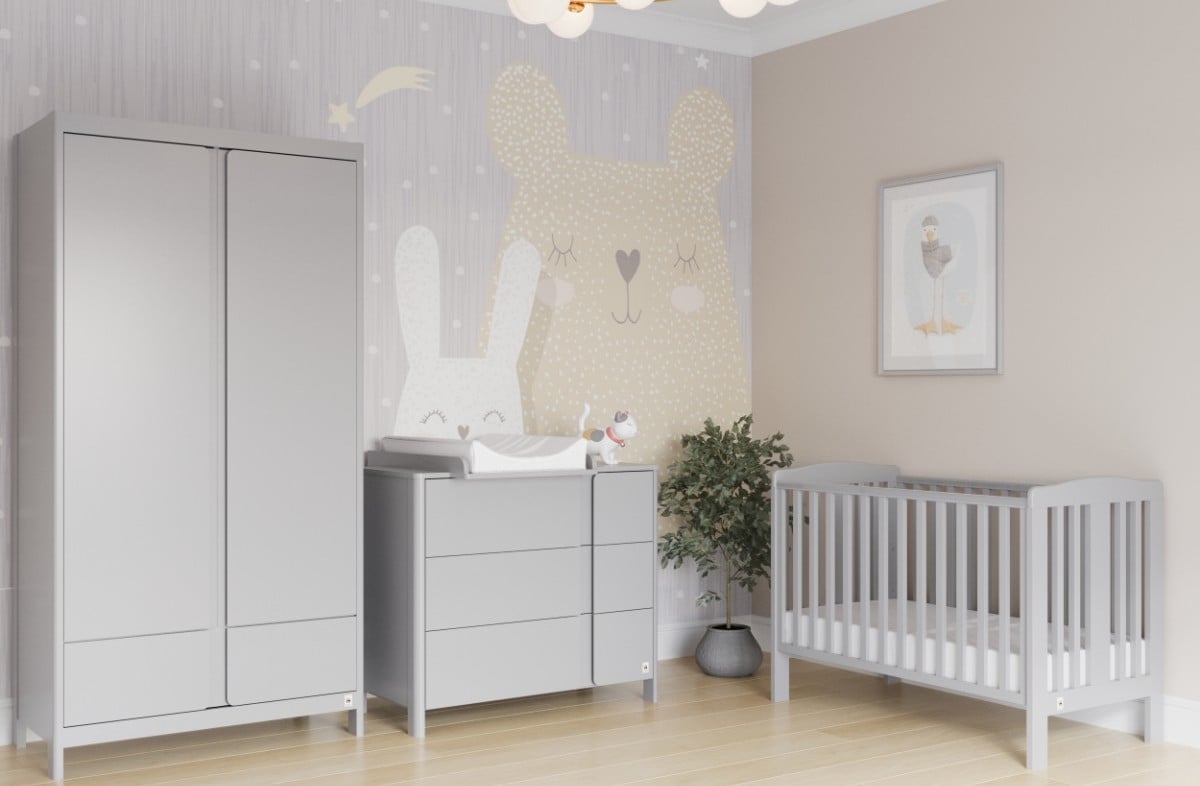 YappyQu und YappyClassic Babyzimmer in Hellgrau mit Babybett, Wickelkommode und Kleiderschrank