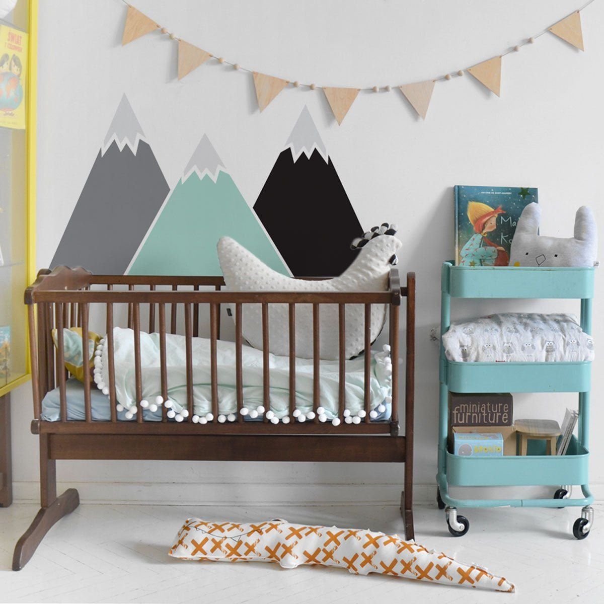 Pastellfarbener Wandaufkleber „Berge hinter dem Bett“