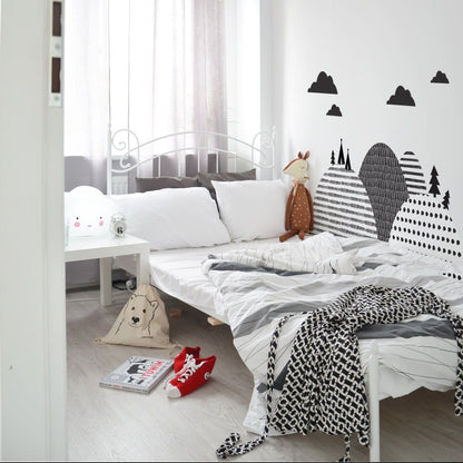 Wandaufkleber „Nordische Berge hinter dem Bett“